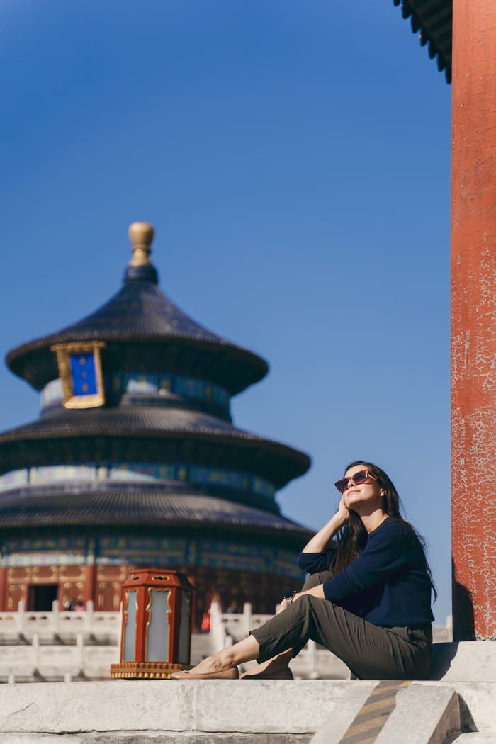 Mujer de viaje en Beijing frente a un templo