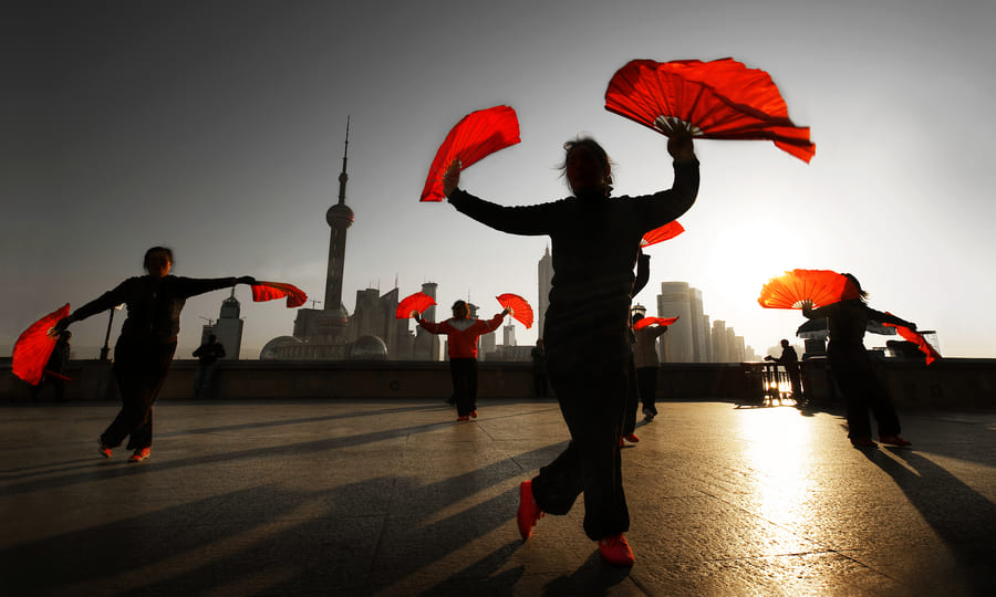 gente bailando al atardecer china