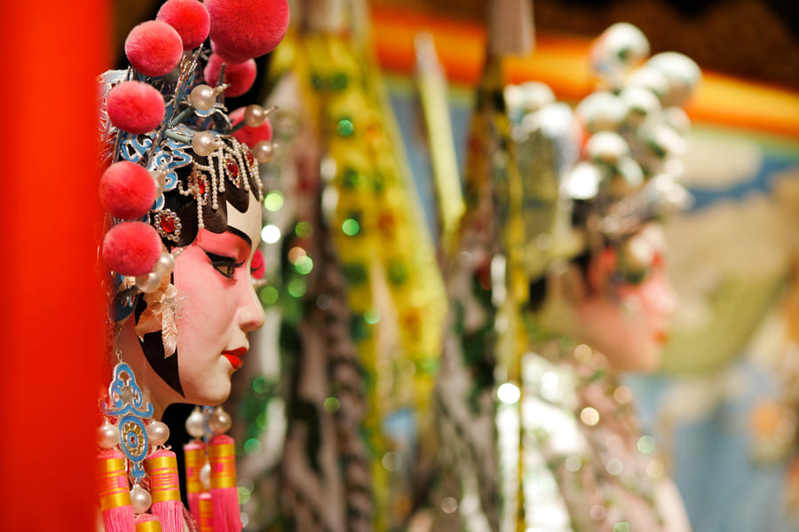 actores con mascaras en el teatro de Pekin China