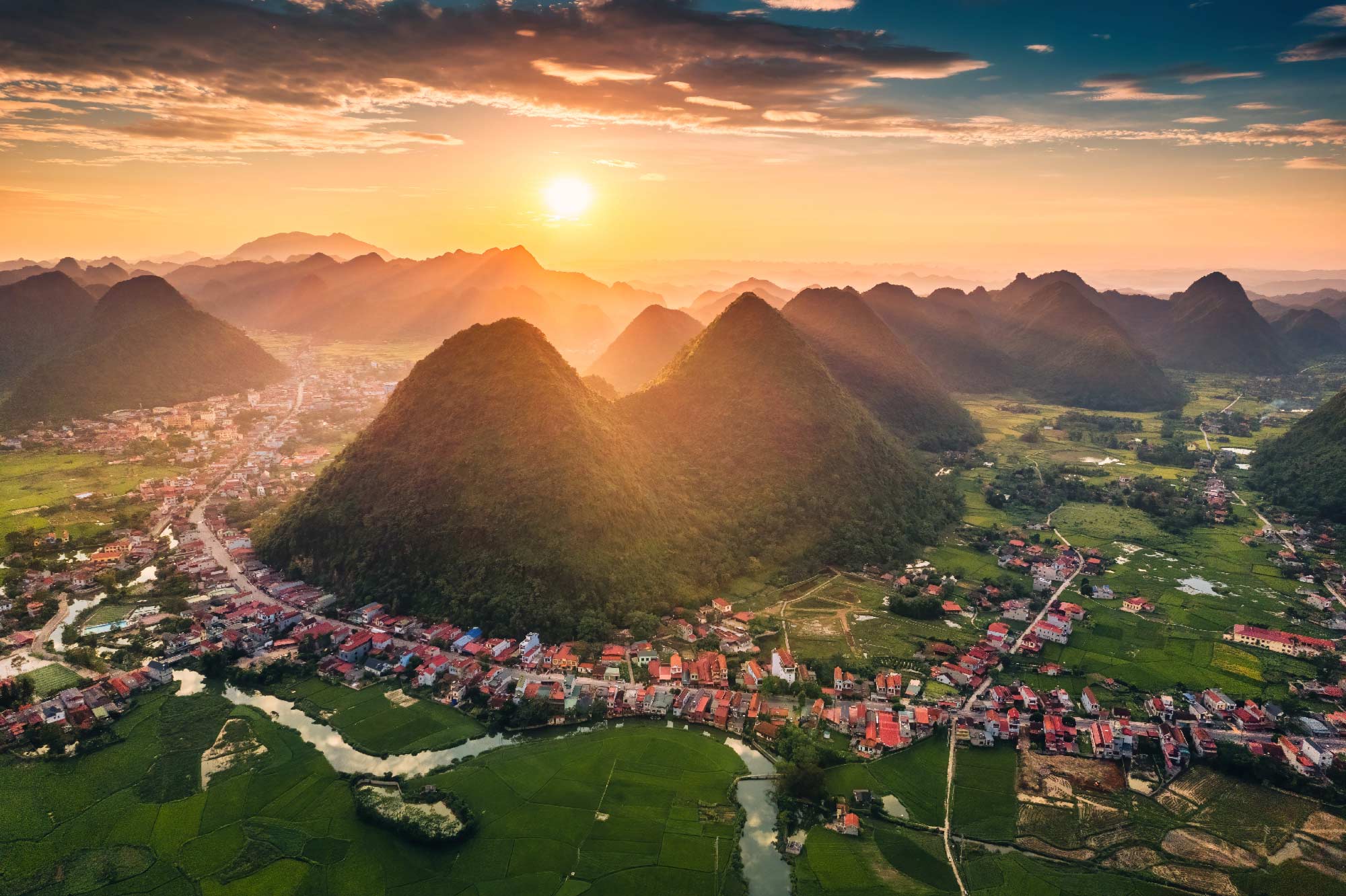 montañas al atardecer en yangshuo china