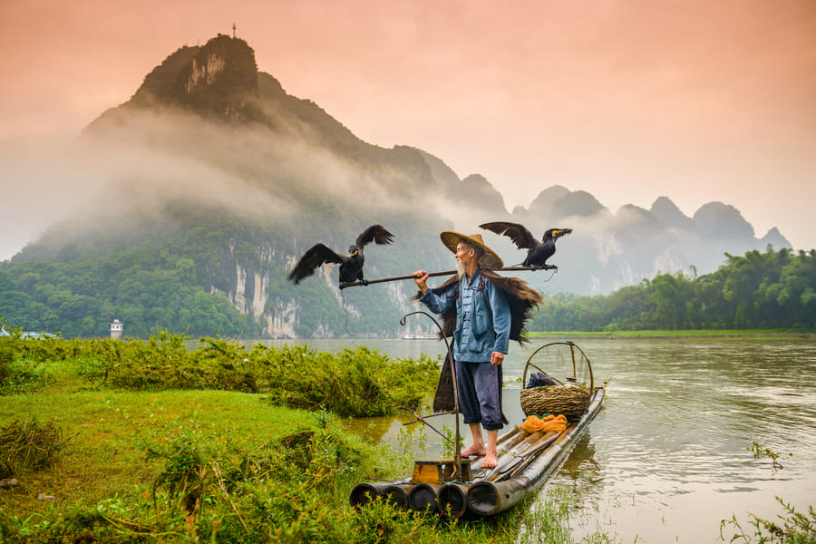 cormoran lago y montañas al atardecer en yangshuo china