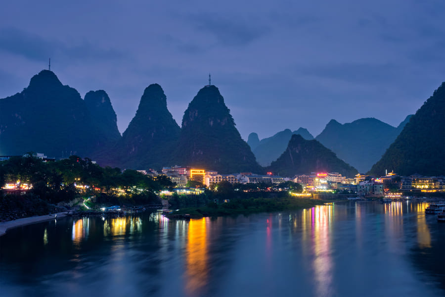 yangshuo china, lago y montañas por la noche
