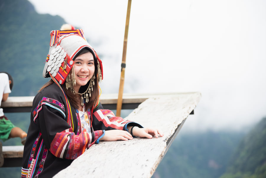 Mujer con vestimenta tradicional en Yunnan China