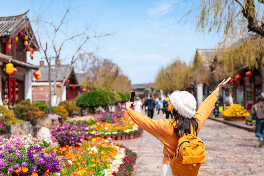 Mujer turista en la ciudad de Yunnan China